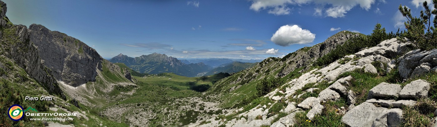 53 Dalla Bocchetta dei mughi (2010 m) a dx Corna Grande, a sx Zucco Barbesino, al centro la Valle dei mughi.jpg